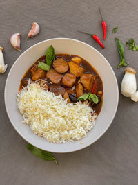 White rice with vegetables, basil, Han Dian Sauté King Oyster Mushroom Three Cup sauce 250g, garlic, mushrooms, chili peppers.
