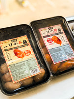 Two packs of Taiwan sausages were placed on the counter, labeled with Chinese characters and pictures of cooked sausages, guaranteeing a crispy exterior and tender interior.